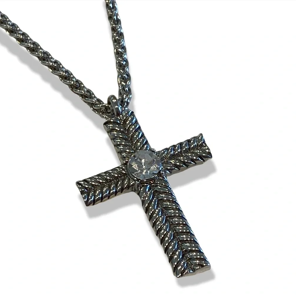 Clearance sale - Vintage Silver Tone Cross Pendant Necklace 18-21”